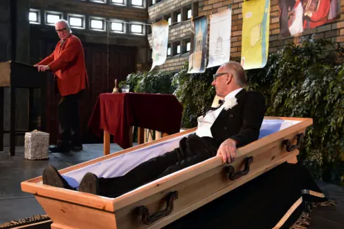 Tod im Rheinland, Kabarett mit Norbert Alich (li.) und Rainer Pause (re.) im Sarg in der Trauerhalle auf Melaten